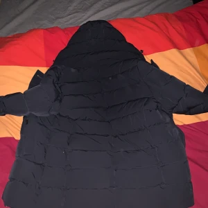 Storlek 51 Alltså medium  - Benjamin padded jacket 52 IT blå färg Fick den idag helt ny och fin. Pris kan diskuteras 