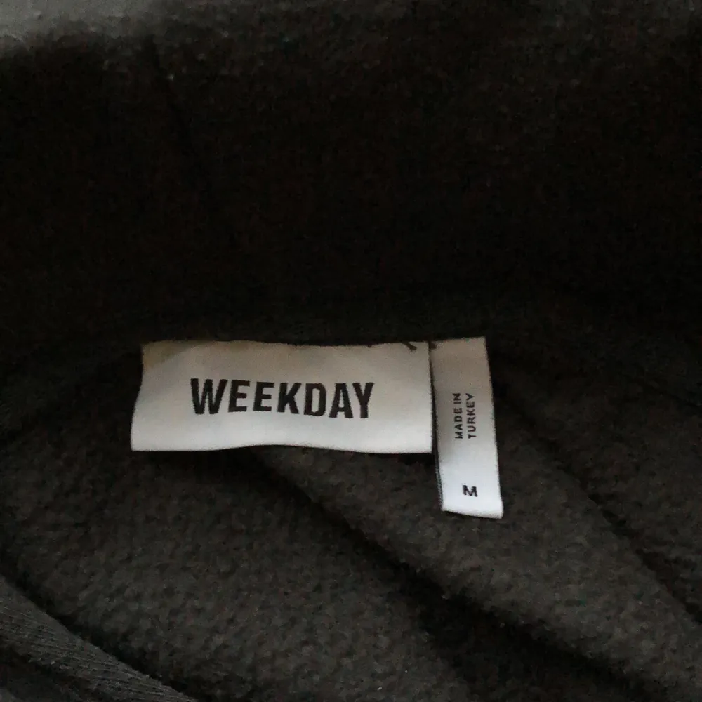 Mörkgrå hoodie från WEEKDAY med tryckt text ”Slightly”. Har en ficka på magen💜 Bra skick! Frakt tillkommer på 63kr. Lägg gärna ett bud💜 Högsta budet är nu 165kr + frakt!. Hoodies.