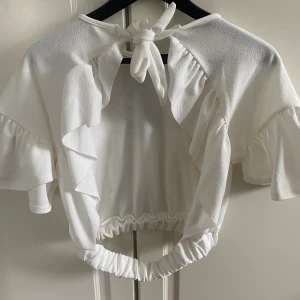 Vit blus  - En vit blus från boohoo. Oanvänd, buda gärna!💗