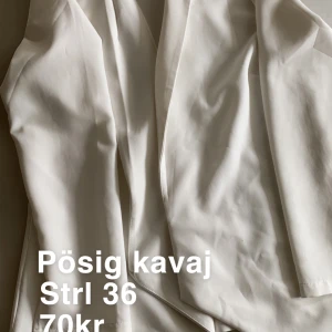 Kavaj - Pösig kavaj med möjlighet till att ha bälte runt om. 