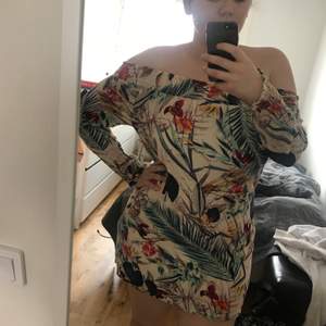 colourful, cute shirt off shoulder dress from Springfield in size 40