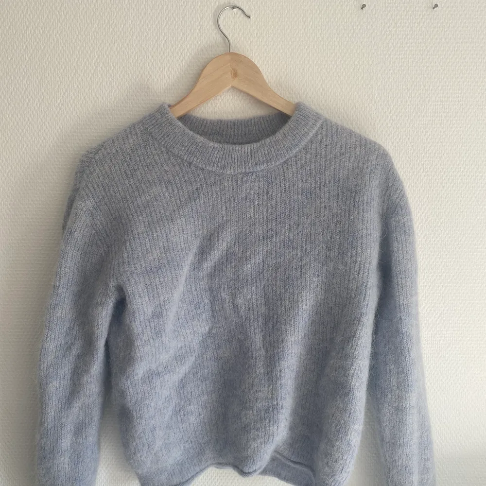 Jättefin sweater från BikBok som ej kommer till användning, aldrig använd bara testad. Köpt för 300/400kr. Storlek XS men passar S. Priset kan diskuteras & köparen står för frakten. . Hoodies.
