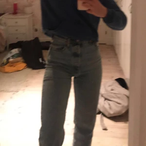 Blå jeans från zara st 36 - Säljer dessa fina blå jeans från zara i st 36 pågrund av att dom har blivit för små 🙁 Byxorna är i bra skick, säljer för 99kr eller högsta bud, köparen står för frakten🤗 