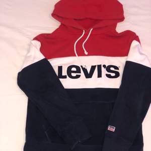 Snygg Levis hoodie som är använd ett par gånger och därför i nyskick. Strl XS men skulle även passa utmärkt på en S. 120kr + frakt varav pris kan diskuteras vid snabb affär.