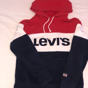 Levis hoodie strl XS - Snygg Levis hoodie som är använd ett par gånger och därför i nyskick. Strl XS men skulle även passa utmärkt på en S. 120kr + frakt varav pris kan diskuteras vid snabb affär.