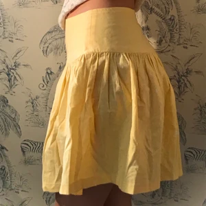 Gul kjol - Fin pastellgul kjol i bra skick💛du som köper betalar frakt :)