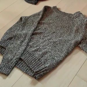 Stickad kort tröja - Den är sjukt bekväm men använder den tyvärr aldrig. 