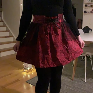 Harry Potter kjol i nyskick  - Harry Potter kjol i nyskick bara buren 1-2 ggr. Fungerar bra för storlekar XS-M då den knyts framtil. 