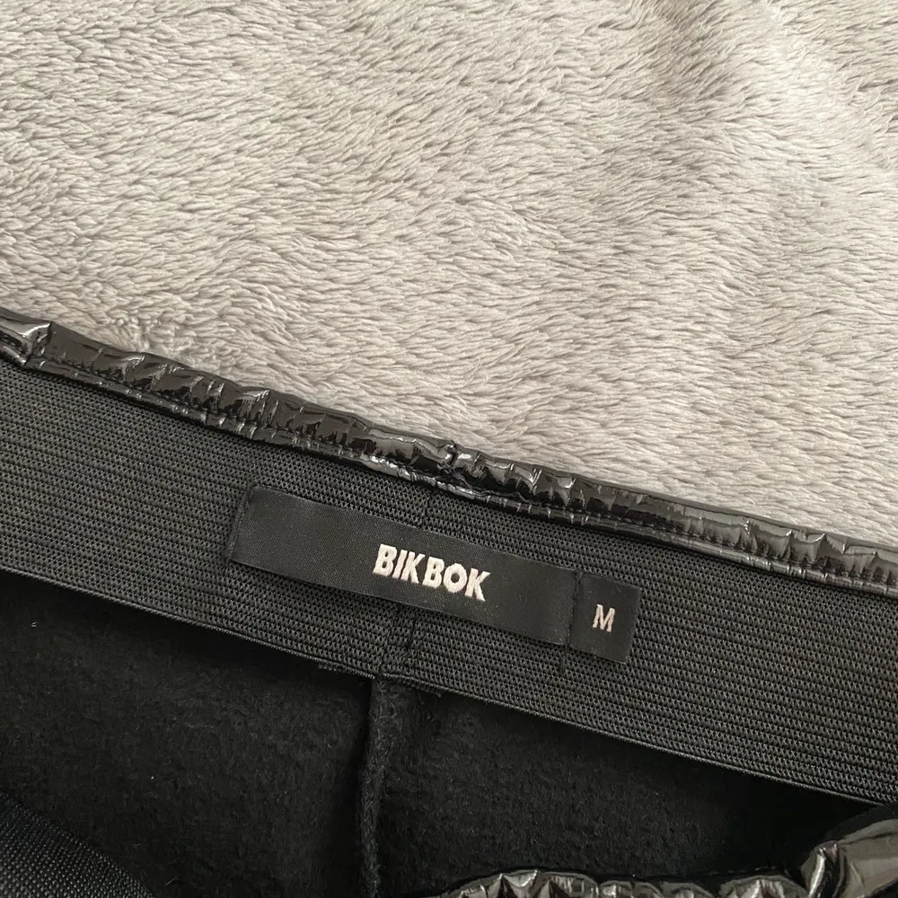 Säljer dessa coola brallor ifrån bikbok, kommer sällan till användning längre tyvärr. Nypris 399kr. Jeans & Byxor.