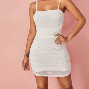 Vit tight festklänning - Vit tight festklänning, använd en gång