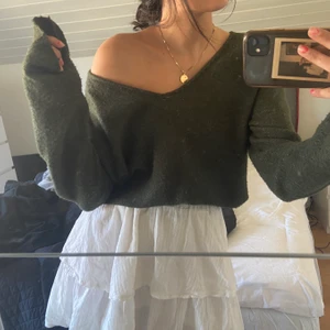 Grön tjocktröja  - Grön tjocktröja med stor urringning! 💗🥰