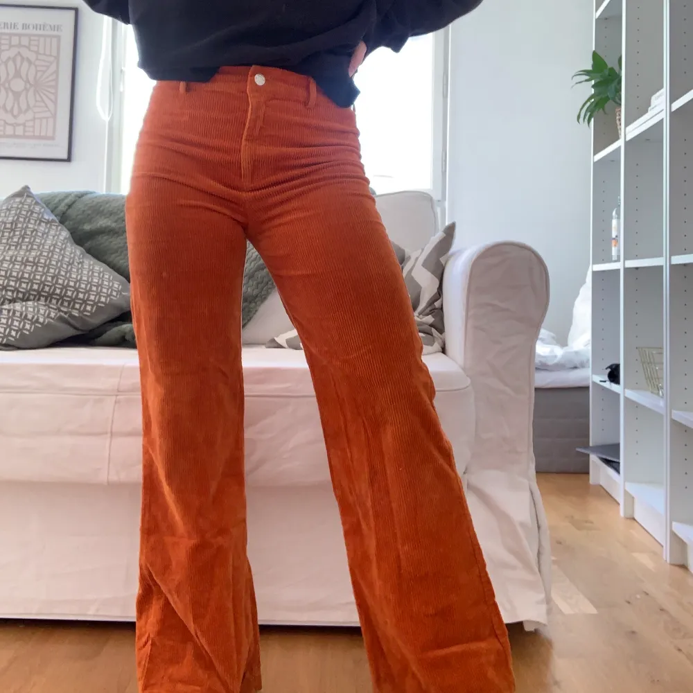 Orangea manchesterbyxor från WERA. Köpta på Åhléns för 699 kr. Finns en fläck längst ner på högra benet. Skriv för mer info:). Jeans & Byxor.