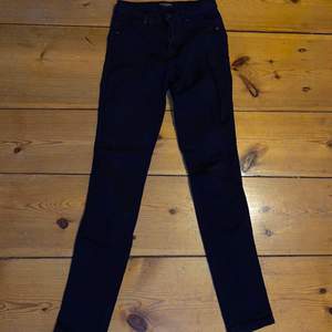 Svarta skinny jeans från sally&circle, för små för mig. Ingen aning varför ena benet är längre än det andra på bilderna haha, dem är lika långa