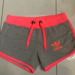Adidas shorts i storlek M (barnstorlek). 
