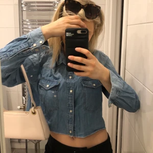 Jeans skjorta - Säljer denna avklippta jeansskjorta! Alla knappar funkar och den är i rätt gott skick! Tyget är för tunt för att man ska kunna säga att de är en jacka men det är meningen för att vara en skjorta!  Fråga gärna om fler bilder så kan jag visa mer! Köparen står för frakten (45kr) och betalning sker via Swish! Titta gärna på mina andra annonser🤎🥺