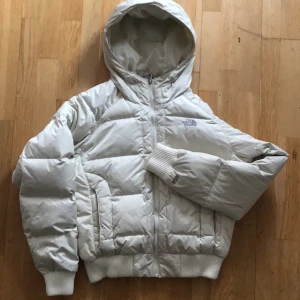 Pufferjacka The North Face 550  - SUPERFIN vinterjacka från the north face (äldre modell 550) i superfint skick men med några mindre fläckar. Säljes pga flytt till USA. Nypris ca. ≈2400kr