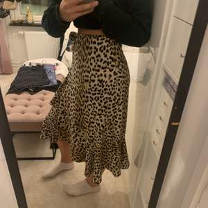 Leopardmönstrad volang kjol från gina tricot. Säljes då den inte används - därav väldigt bra skick. Vid ev frakt står köparen för fraktkostnad.