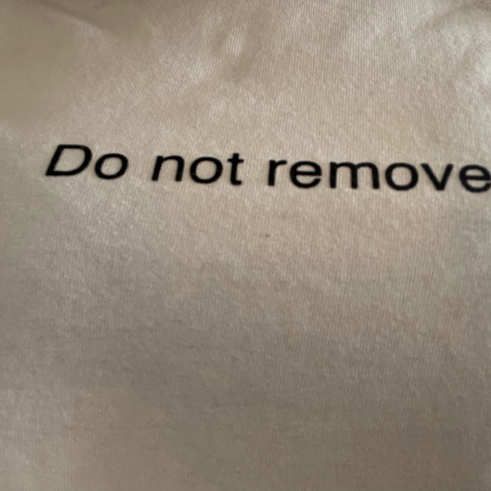 Säljer denna asnajs T-shirt från ”Fuck art, make tees” med trycket ”Do not remove.” T-shirten är i stl XS men jag som brukar ha S kan ha den så den är lite stor i storleken. Jag har använt T-shirten en eller två gånger och den är i nyskick. Materialet är inte alls genomskinligt som vita T-shirtar kan vara utan det är i bra kvalite! Säljer för 95kr + frakt!. T-shirts.