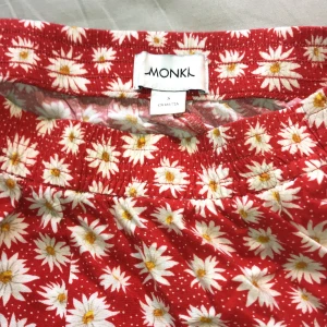 Vida blommiga byxor monki - Världens luftigaste, skönaste byxor från monki! Jättefint vida i benen och högmidja som sitter så bra (resår). Storlek S bra skick. Möts Stockholm/fraktar🥰