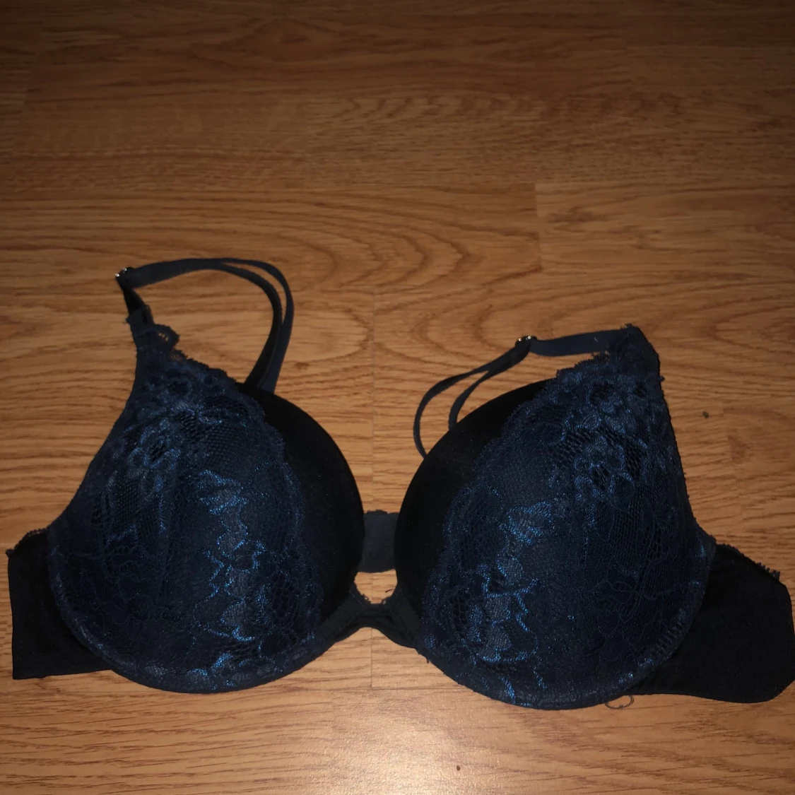 mörkblå BH med spets