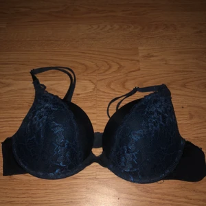 mörkblå BH med spets - superfin BH ifrån lindex med jättefin spets. Är i superfint skick och jag säljer den endast för att den inte sitter bra på mig :/ köptes för 299kr men säljs för 90kr + frakt :)