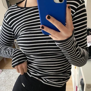 Randig tröja - Super skön tröja (!!) som är svart- och vit randig🖤🤍🖤🤍