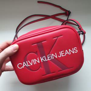 Skitsnygg miniväska från Calvin Klein som tyvärr aldrig kommit till användning. HELT sprillans ny.  Nypris 800kr