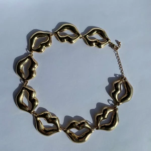 Super häftigt halsband 🌟GRATIS FRAKT🌟 - Säljer denna coola ”läpp” halsband då jag tyvärr inte fått användning till den. Kanske något som skulle passa dig? 🤩🤍 gratis frakt 🤍