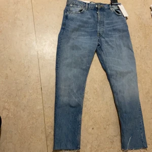 Zara jeans aldrig använda 💙💙 - Jeans/byxor från zara aldrig använda pris lapp finns kvar 💙💙 storlek 36 men funkar även för folk som har 34