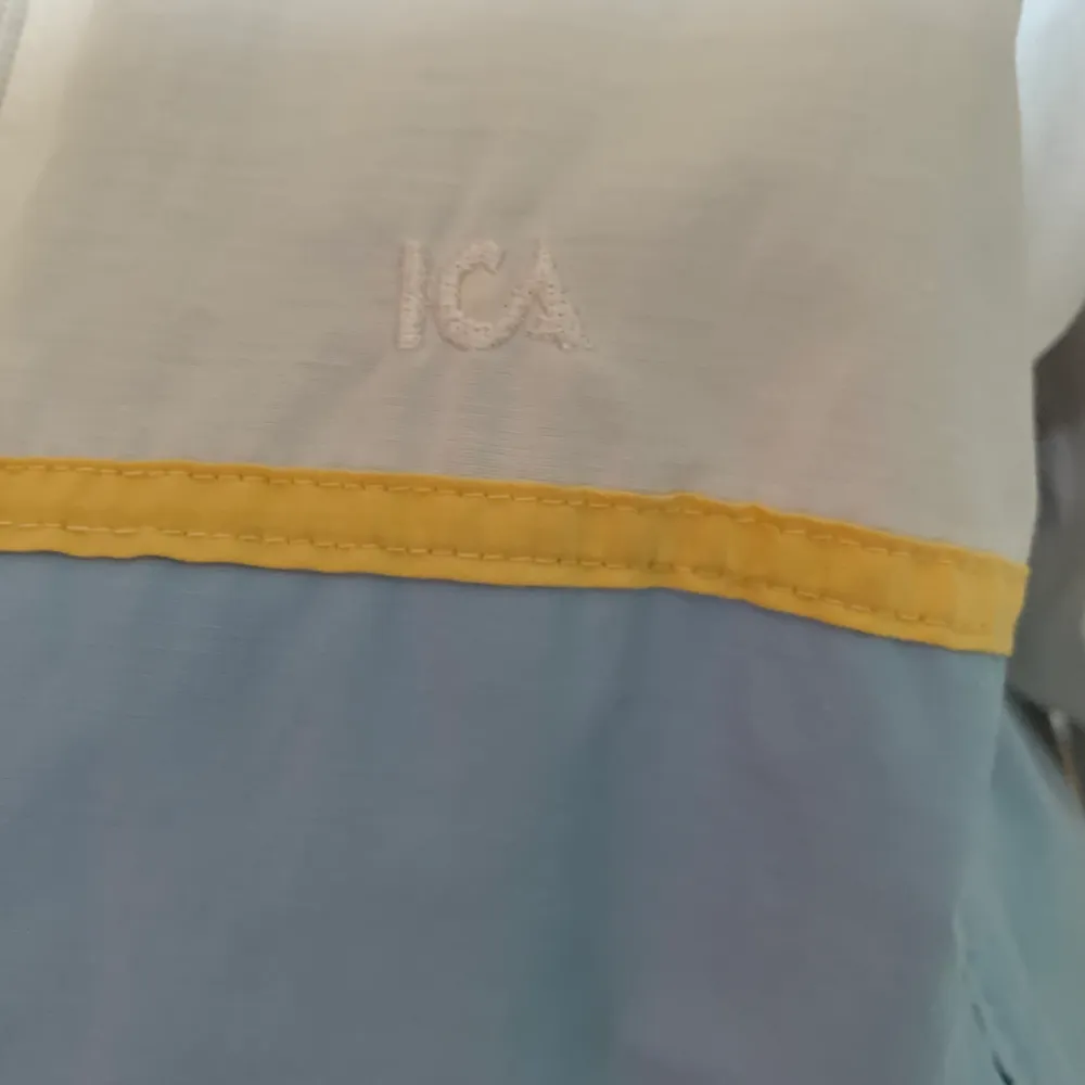 Söt ”windbreaker” liknande jacka i pastell blått och gult. Har ICA loggan väldigt litet på ena sidan syns knappt. Strlk M men är oversized.. Jackor.