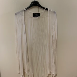 Zara kofta i storlek m - Kofta i storlek m, fin skick, finns hämta i Stockholm, kan även skicka via post