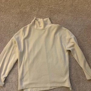 polotröja - Supersnygg beige sweatshirt med polo! 70 kr + frakt💓💓