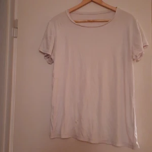 VIT TRÖJA - Fin vit tröja, hel men en liten fläck på den. Passar alla kön. 20 kr eller bud😊