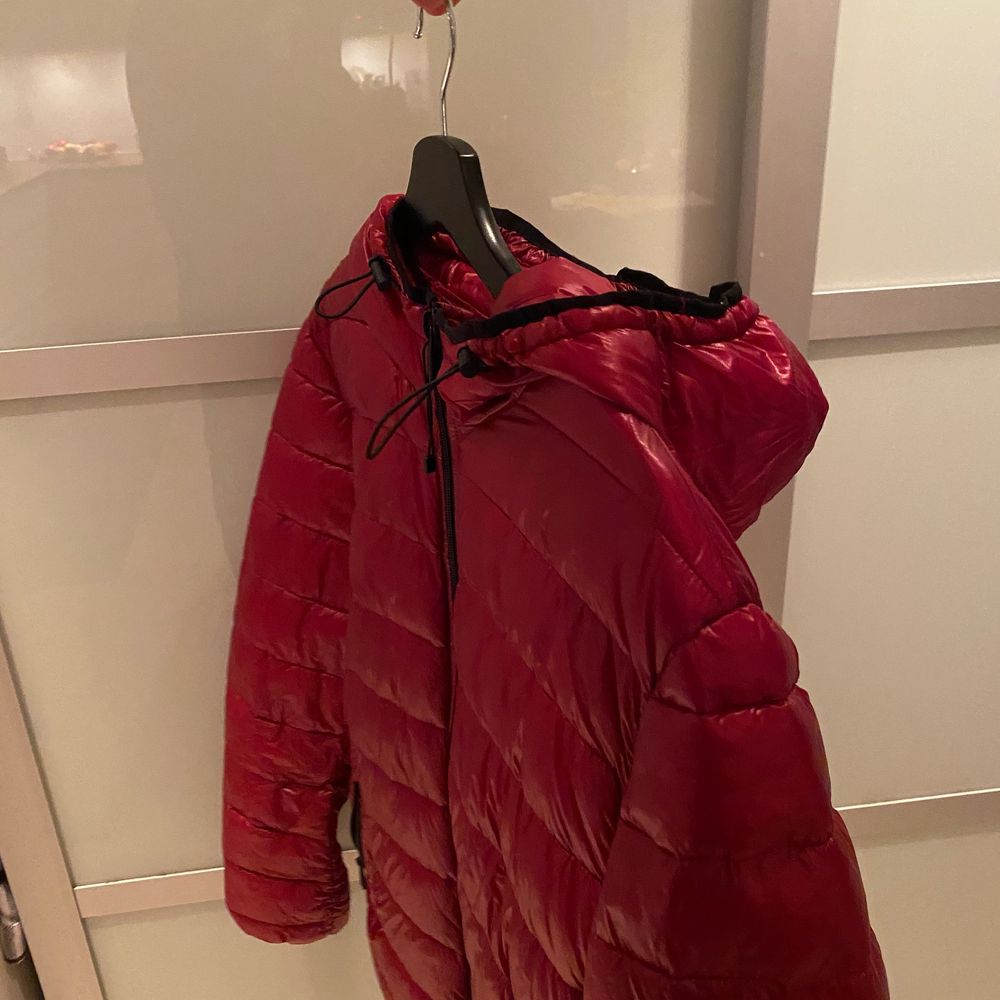Röd glansig dun jacka i storlek M från zara köpt för cirka 2 år sedan. Inga defekter alls. Köpt för cirka 500kr säljs för 200kr. Jackor.