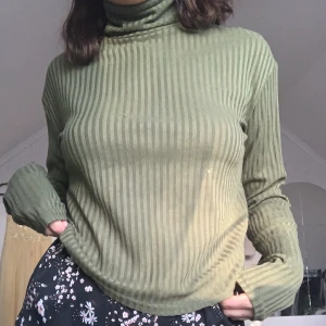 Green Turtleneck - Ribbatickad mjuk olivgrön turtleneck. Använd få gånger! Stolek: XS