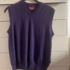 Lila väst - Lila väst köpt på humana i gbg. Kommer ej till användning därav säljer jag den. Köparen står för frakt kan även mötas upp i gbg.