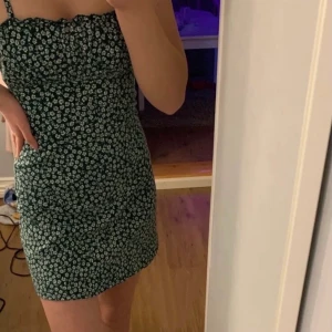 Sommarklänning - Grön sommarklänning köpt här på Plick! Säljer vidare pga den inte passa mig. De första 2 bilderna är inte mina! Använd max 5 gånger💕 frakt tillkommer!📦 
