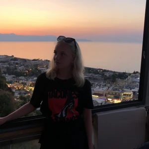 T-shirt ifrån Zara!!!!! - Lite oversize T-shirt ifrån zara i bra skick! Tror att den är ifrån herravdelningen men passar både tjej som kille 🤎 Använd väldigt få gånger så den är i bra skick!