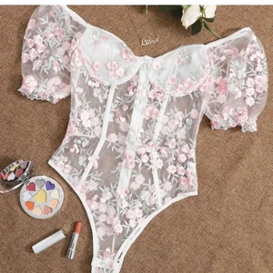 Body köpt på plick  - Köpt här på plick, verklighetstrogen till bilden. Kan skicka fler bilder. Säljer då den var förstor för mig, stod att den skulle passa en S.  Står L men skulle säga en stor M. För stor för mig som brukar ha S. 