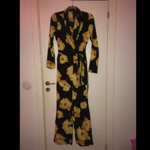 BYXDRESS - Jumpsuit från bikbok som är i nästan sidenmaterial. Använd 2 ggr. 200kr inkl frakt💗