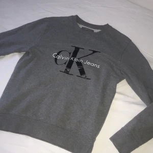 Calvin Klein sweatshirt - Skön Calvin Klein tröja i storlek XS, väldigt snygg och fräsch! Köpte för 1.100:- från johnnels, säljer för bara 300:-