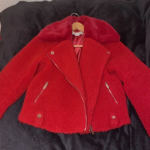 Röd Teddy jacka med ”pälskrage” IVYREVEL - Jacka i nyskick från ivyrevel. Storlek 36 men passar även 34.