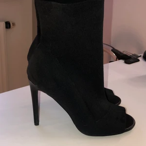 Steve madden klackar strl 40 - Steve madden klackar i väldigt bra skick, endast använd 1 gång. Köparen står för frakt (66kr). Priset kan diskuteras vid snabb affär. Skorna är storlek 40 men passar även 39. Vid intresse eller fler frågor skriv ☺️