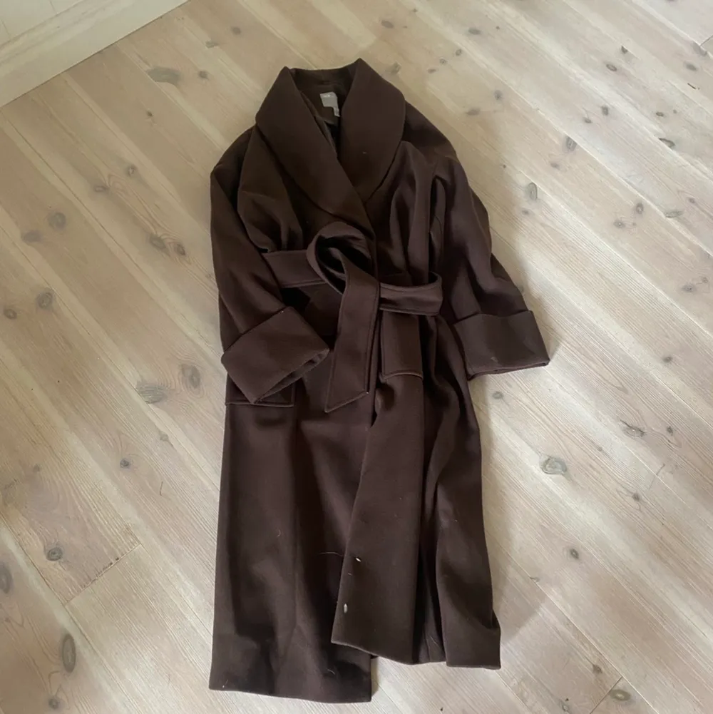 Säljer min superfina bruna kappa, köpt från Asos. Använd fåtal gånger. I ett fint skick. Säljer pga att jag inte använder den längre. 🤎 frakt på 66kr tillkommer! . Jackor.