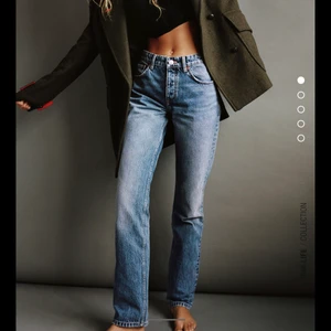 Zara midrise straight - Zara midrise straight jeans i en snygg tvätt. Slutsålda i storlek 36 på Saras hemsida! Säljer för 340kr inklusive frakt