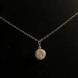 Halsband i rostfritt stål med stenar i cubic zirconia💎           Fri frakt✨