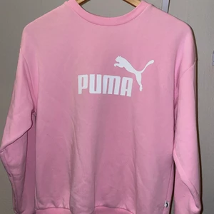 Puma crewneck  - Väldigt lite använd, är som en normal 36 i storleken. Kan skickas, mötas upp eller bli hämtad i Valbo centrum. 