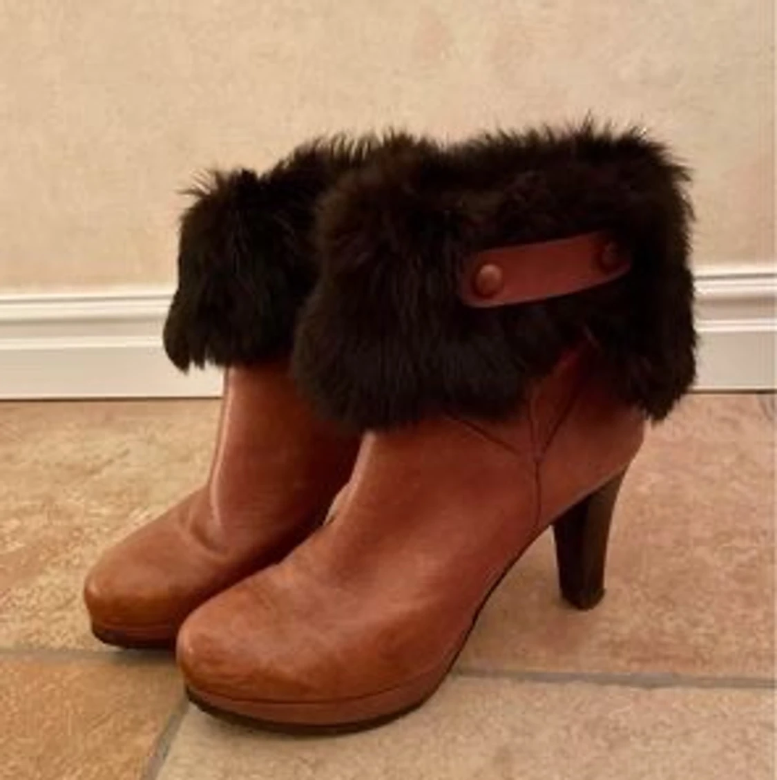 Design stövletter i konjaksfärgat skinn - 91