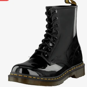 Dr martens - Snygga svarta dr. Martens i strl 38, som är i blankt matreal. Säljer då de inte kommer till användning nyprys 1800kr 🖤