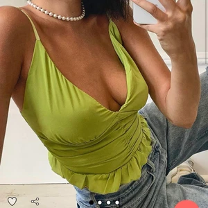 Ljusgrön topp - OBS, två första bilderna är lånade!                                             En jättefin fest-topp som tyvärr inte kommer till användning. Den är endast använd en gång och det är på den sista bilden enbart för fotograferingen. De två första bilderna ger en mer rättvis bild av färgen, sista bilden är tagen med blixt därav ser det ljust ut.